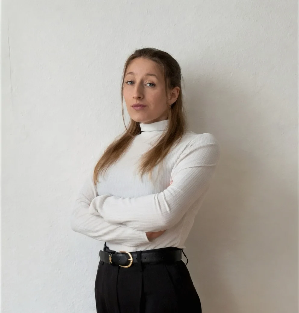 Sophie-Kristin Männel im weißen Rollkragenpullover.